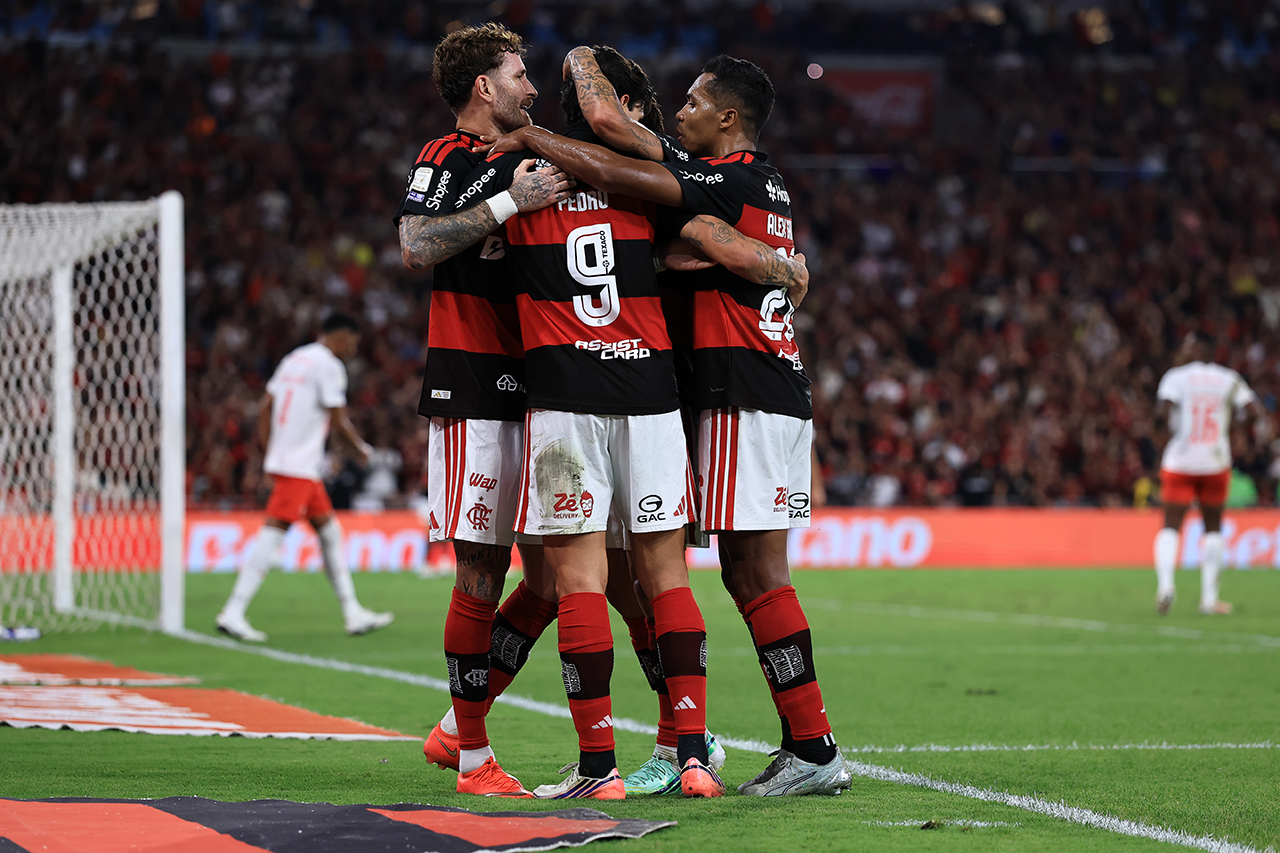 Pedro et ses coéquipiers fêtent le but face à Bragantino
